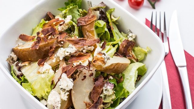 Cum se prepară cea mai bună salată cu pui și bacon
