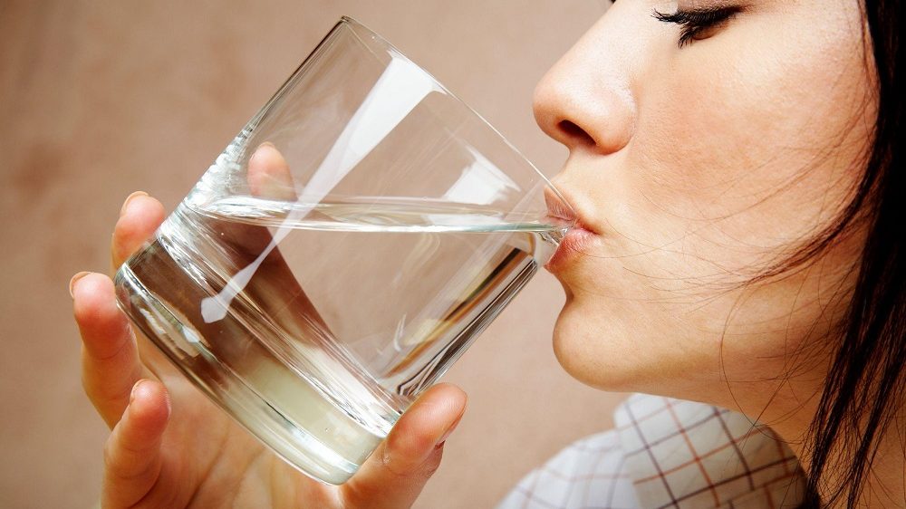 Consumă apă caldă pe stomacul gol dimineața – La ce te ajută