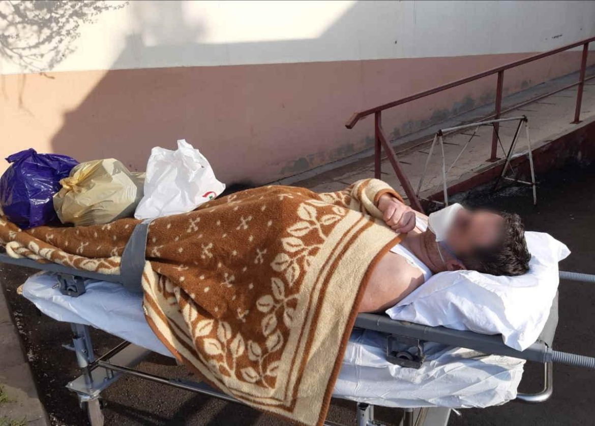ȘOCANT Pacient cu coronavirus, scos din Spitalul Județean Neamț în maieu, fără izoletă și costum de protecție!