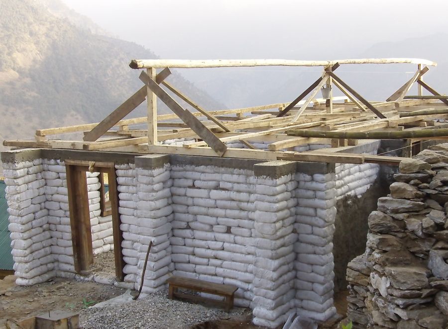 Cu 5000 USD si-a construit o casa din saci umpluti cu pamant