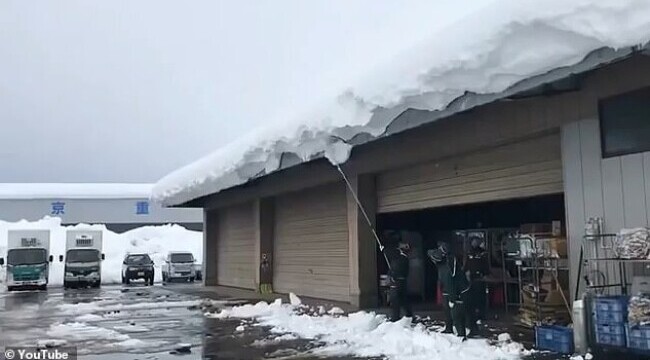 A provocat o avalanșă când și-a curățat acoperișul
