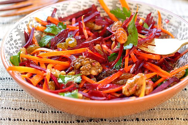 Salată de varză cu morcov și sfeclă roșie – rețetă cu proprietăți terapeutice