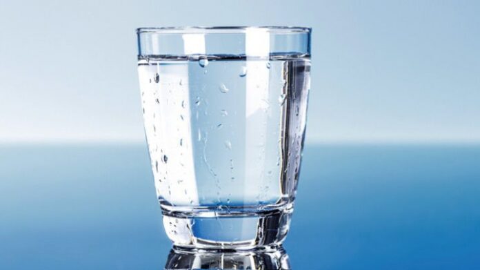 Apa pe stomacul gol ameliorează simptomele a 22 de boli și cum trebuie făcut.