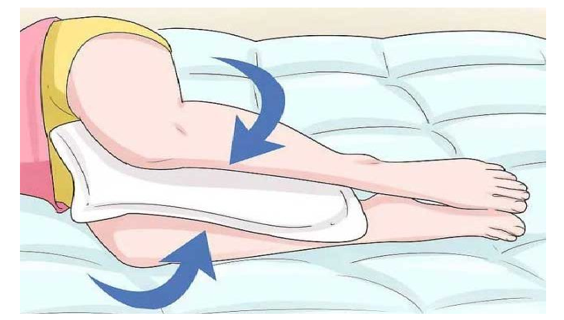 Există 7 motive pentru care medicii recomandă să dormiți cu o pernă între picioare