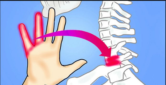Amorțirea mâinilor – un semnal important că trebuie să mergeți la medic. Cinci cauze posibile și când reprezintă o URGENȚĂ