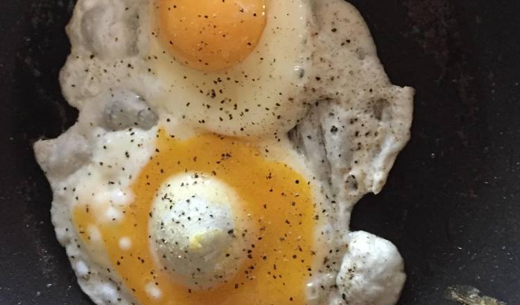 Ouă ochiuri fără prăjeală da pot fi și sănătoase