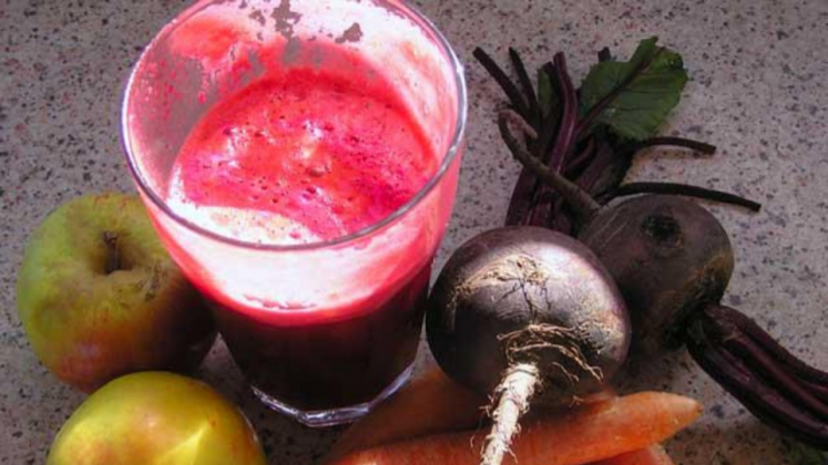 Sucul de sfeclă, mere și morcov distruge toate bolile