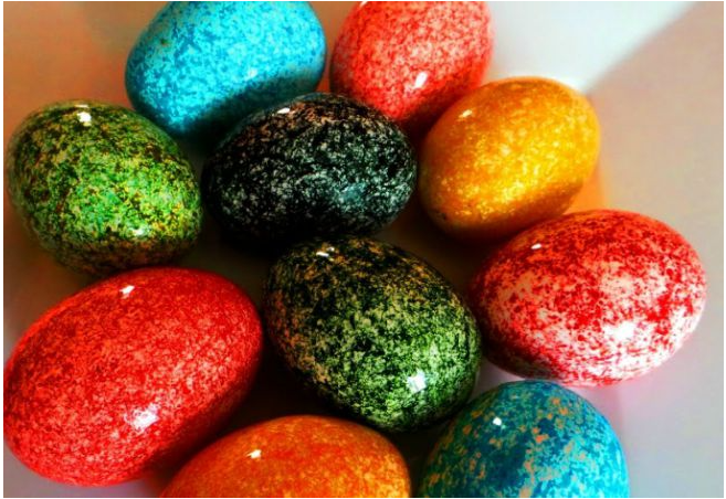 Ouăle vopsite la abur vor fi un adevărat decor al mesei de Paște