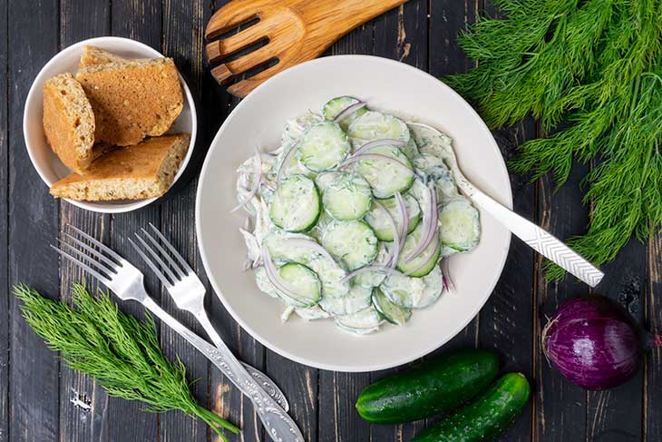 Salată de castraveți cu sos de lămâie – o vei prepara toată vara
