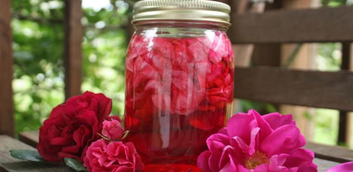 Oțet de trandafiri- cu numeroase utilizări pentru sănătate