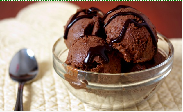 Înghețată de ciocolată la blender, din banane, caco și ghimbir