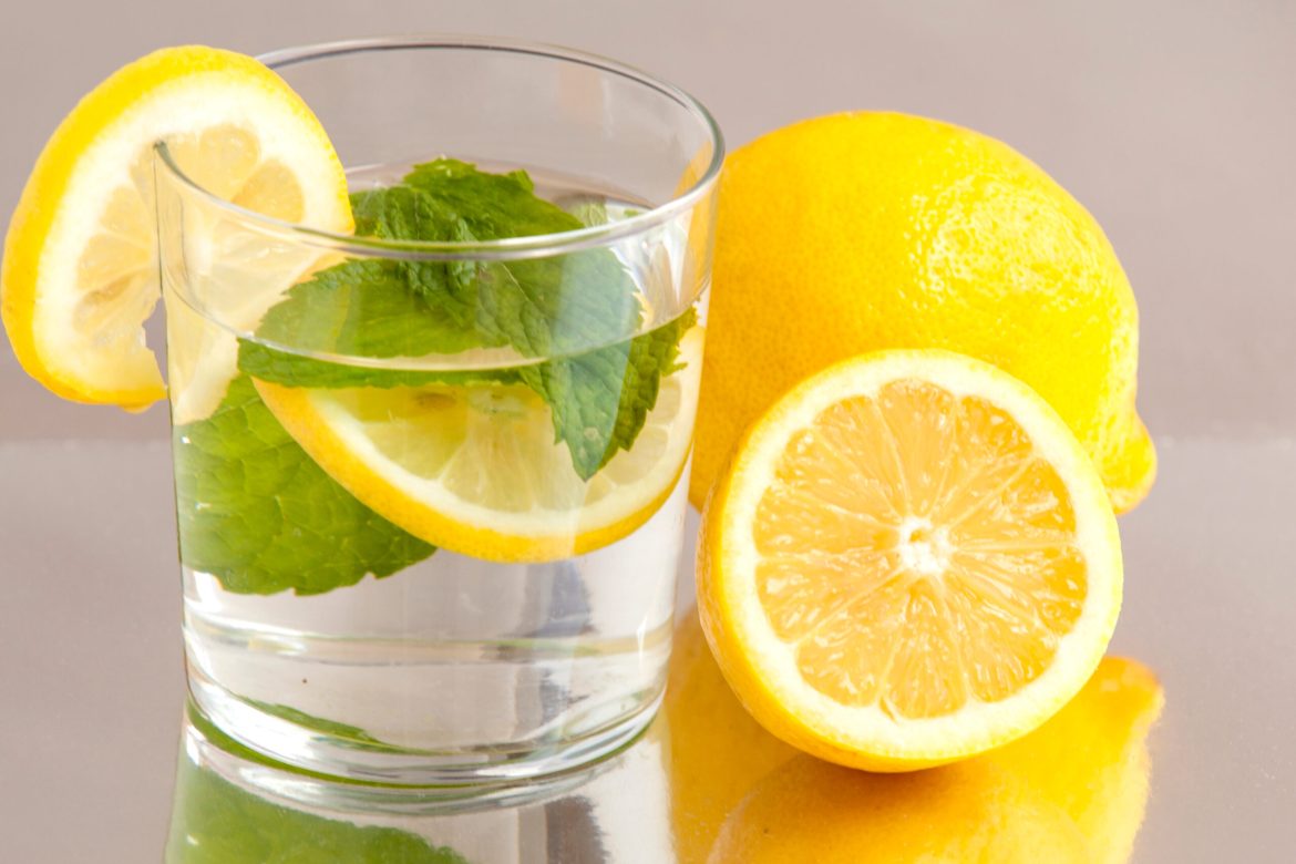 12 motive pentru care să-ți începi ziua cu un pahar de apă călduță cu lămâie